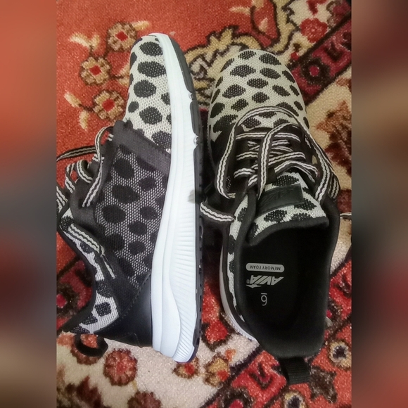 🄻🄴🄾🄿🄰🅁🄳 🄿🅁🄸🄽🅃 🅰🆅🅸🅰 🅂🄽🄴🄰🄺🄴🅁🅂 - Picture 2 of 5